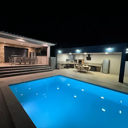 Muratello Avec Piscine Вилла